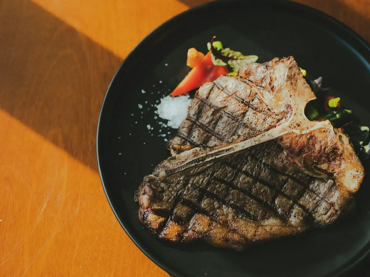 Gegrilltes Fleisch auf schwarzem Teller