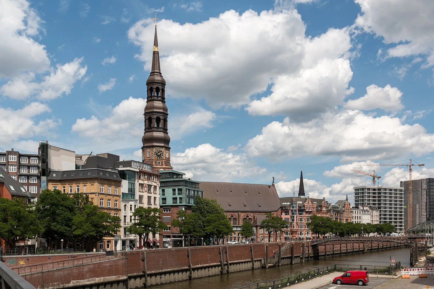 Zollkanal in der Speicherstadt mit Turm der Hauptkirche Sankt Katharinen