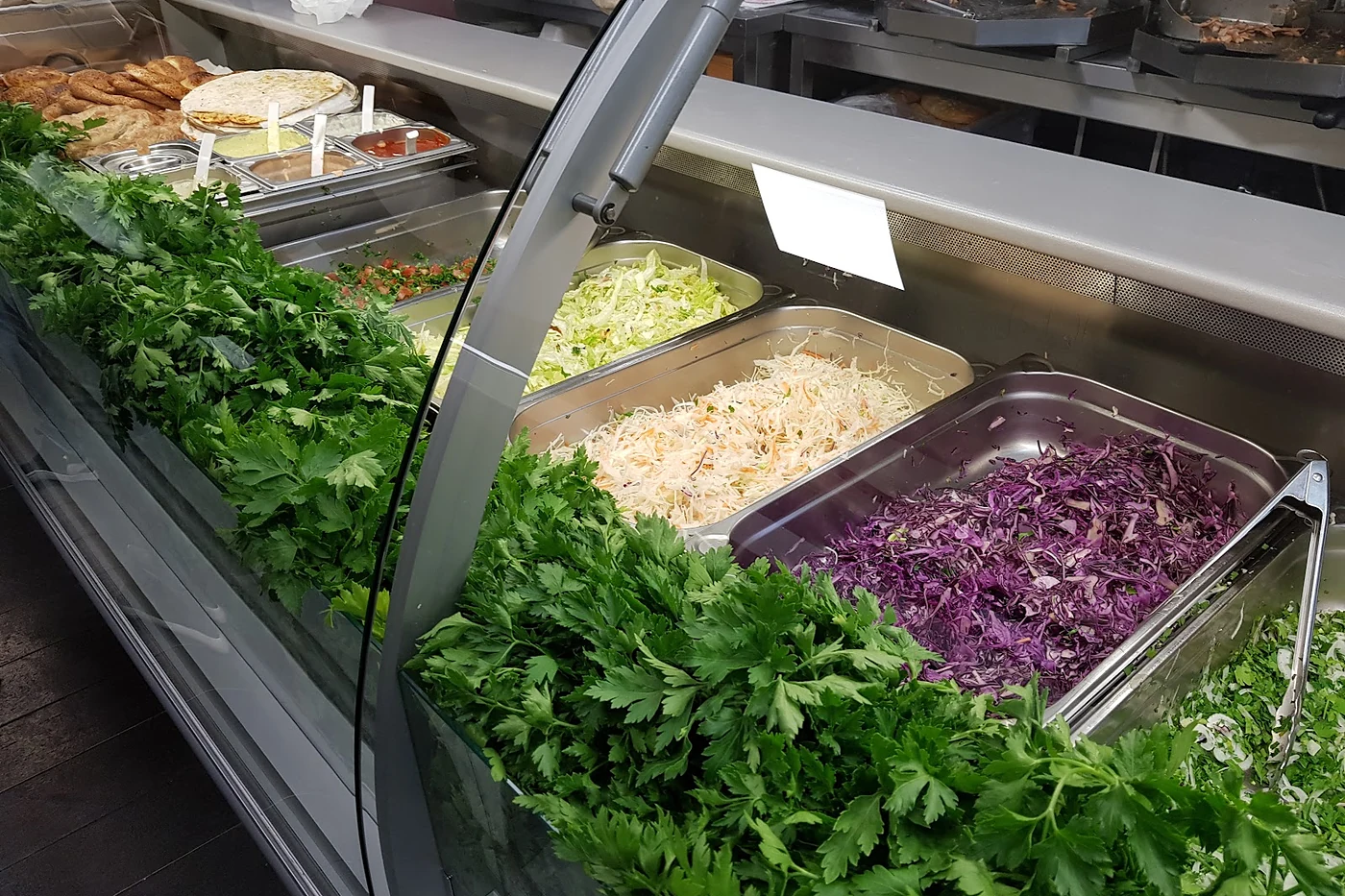 Theke mit Petersilie, Rotkohl und Beilagen