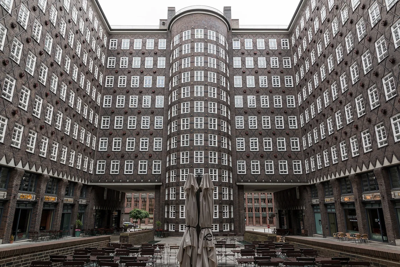 Fassade des Sprinkenhofs im Kontorhausviertel mit Rautenmuster aus glasierten Klinkern