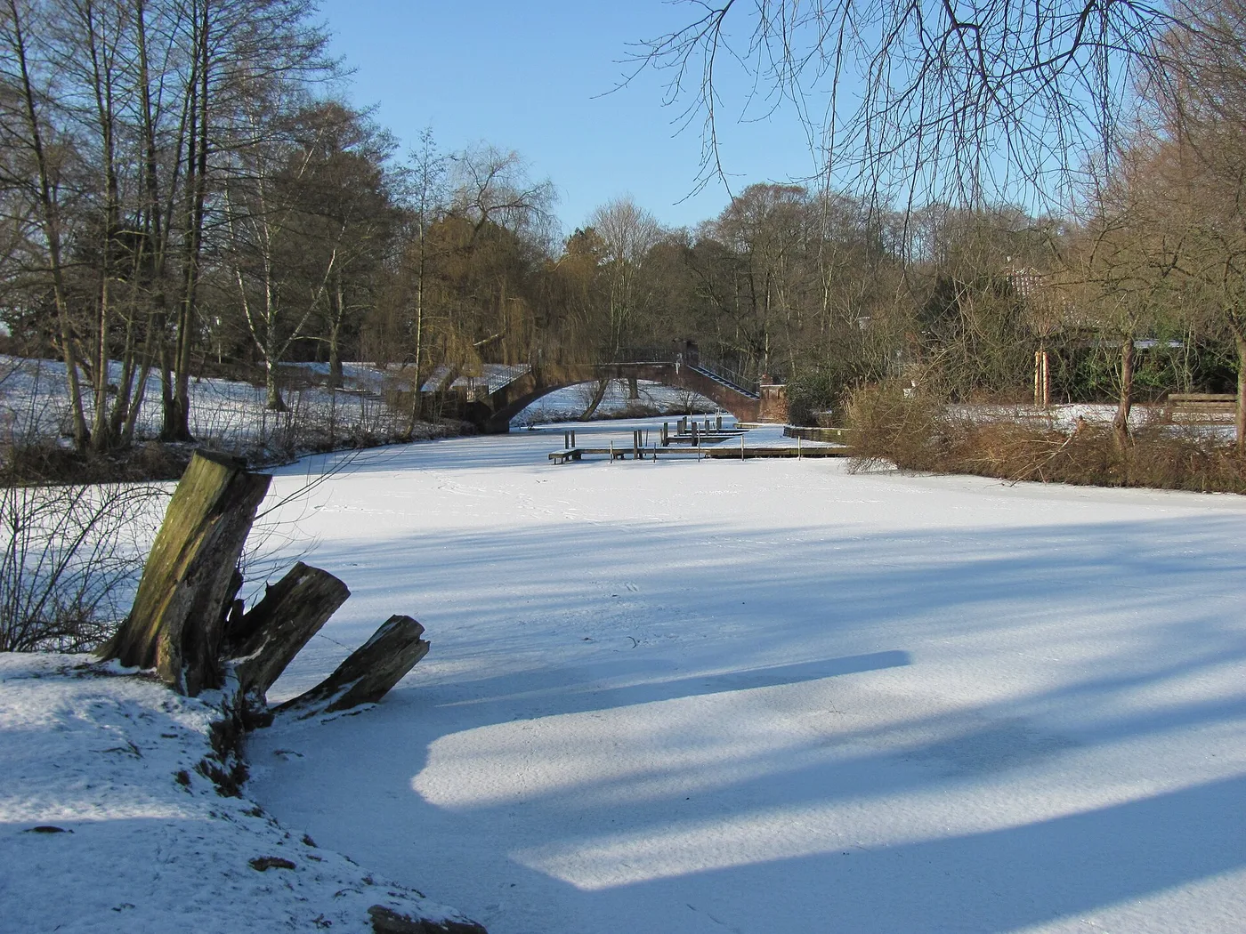 Backsteinbrücke zur Liebesinsel im Stadtparksee im Winter