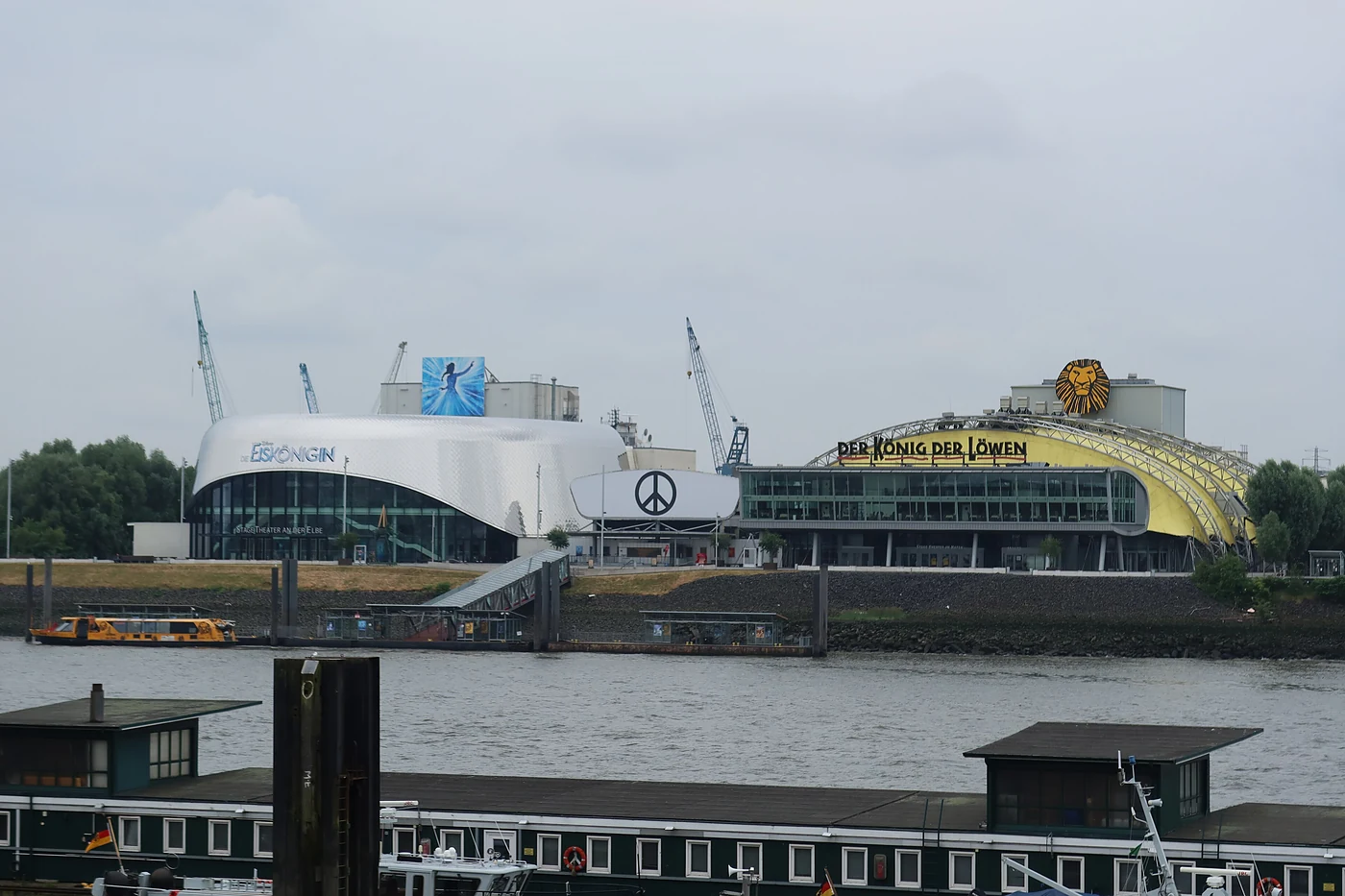 Beide Theater in Steinwerder nebeneinander, von der Elbe aus fotografiert
