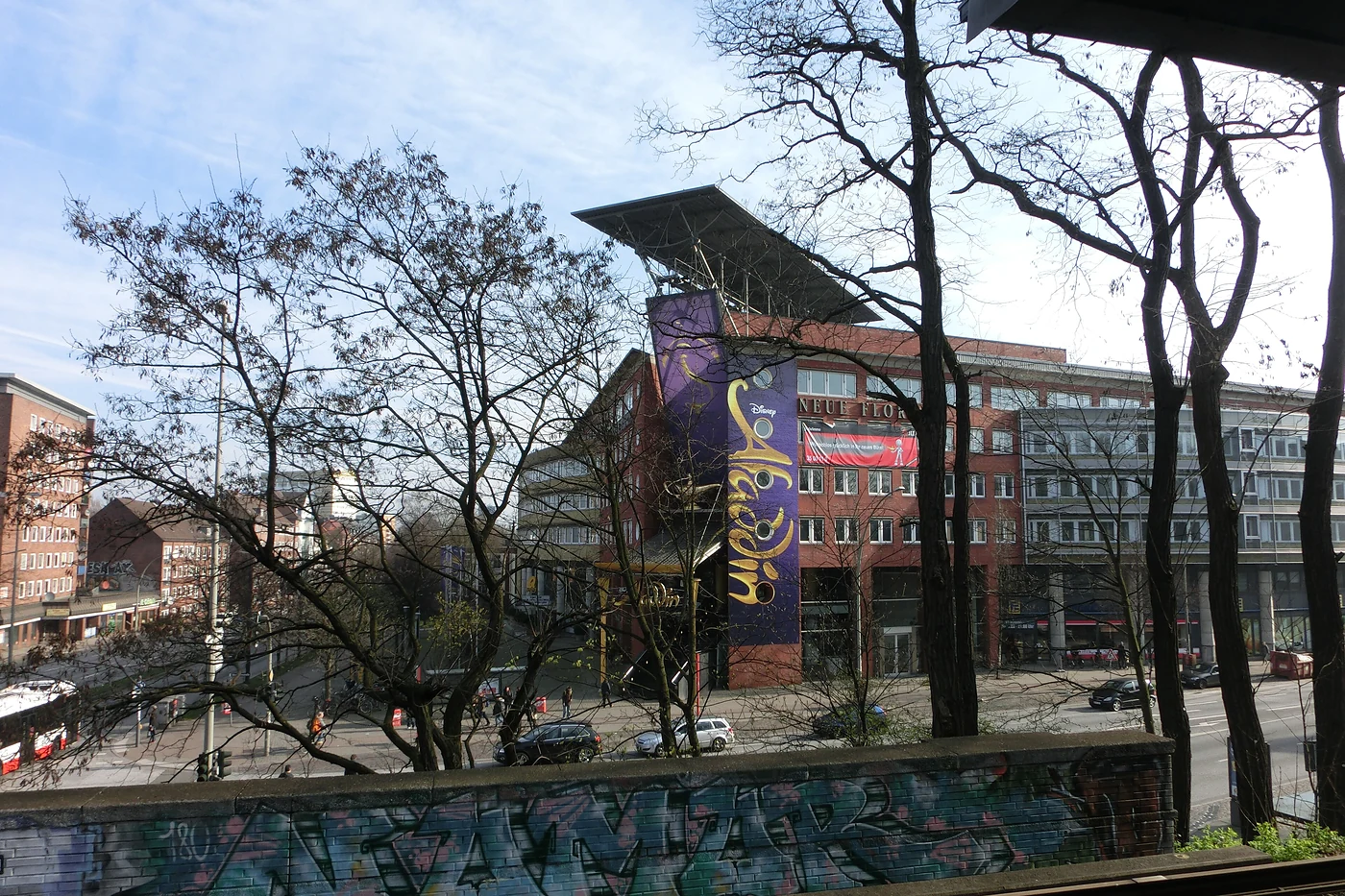 Backsteinbau der Neuen Flora mit auskragendem Dach und Musicalbannern