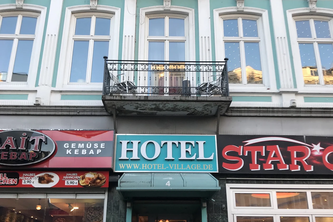 Altbau mit Hotelschild über dem Eingang
