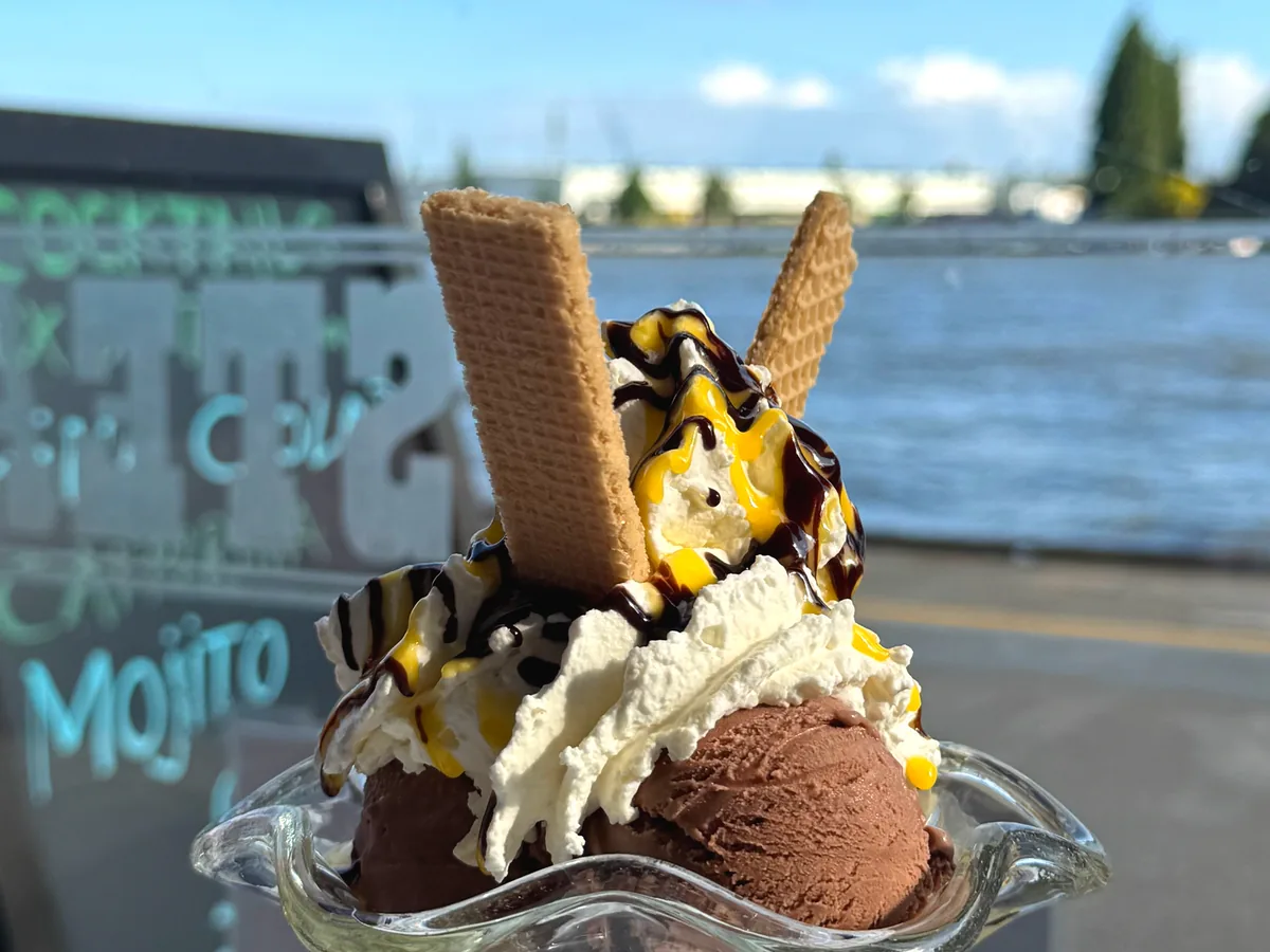 Eisbecher mit Schokoladensauce, Sahne und Waffel