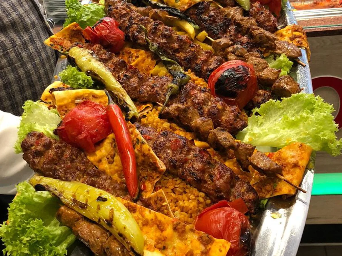 Grillplatte mit Spießen, Paprika und Reis
