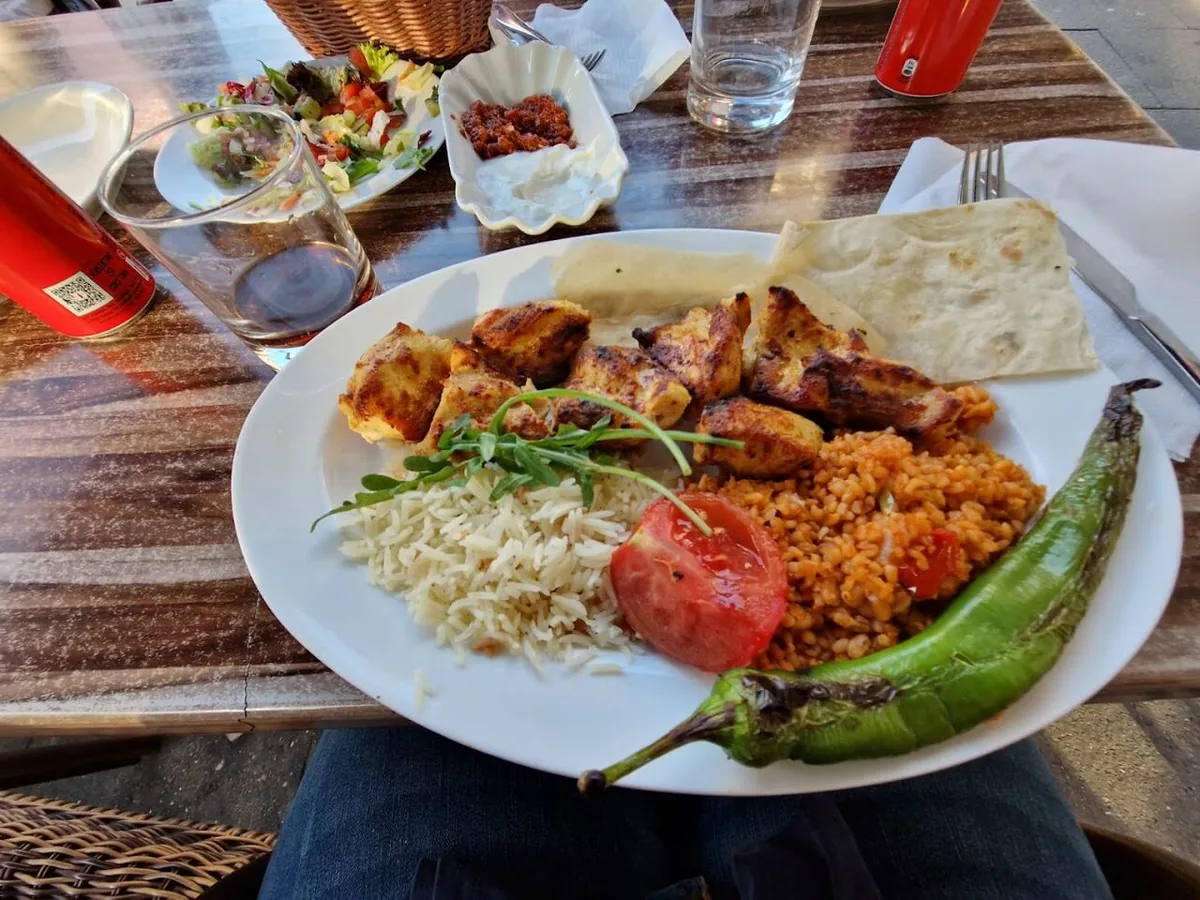 Teller mit gegrilltem Fleisch, Reis und grüner Paprika