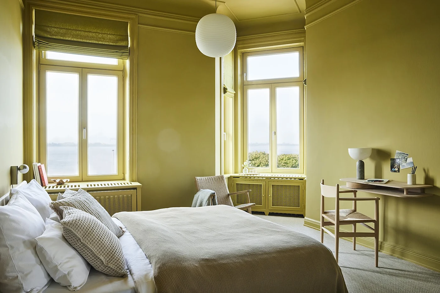 Zimmer mit gelben Wänden und Blick nach draußen