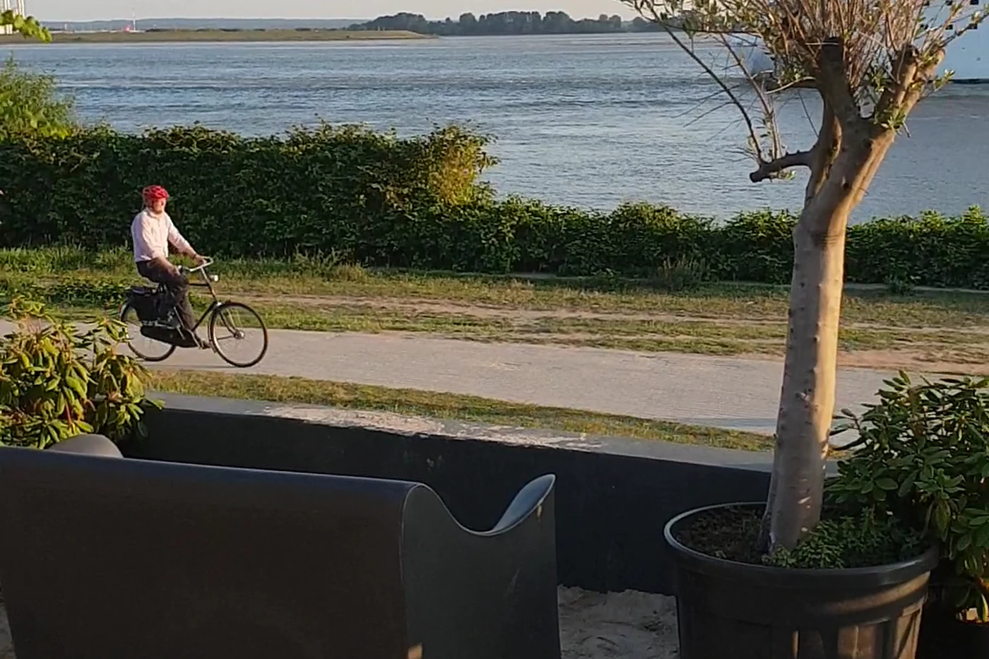 Elbstrand mit Bank und Blick aufs Wasser