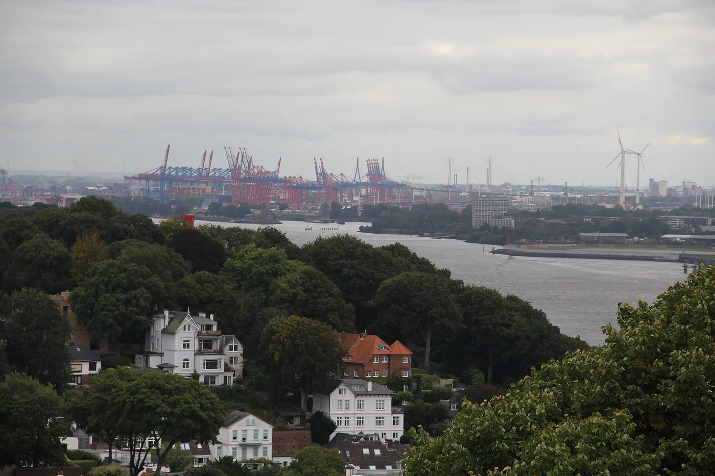 Blick vom Süllberg über die Elbe, im Hintergrund Containerbrücken des Hafens