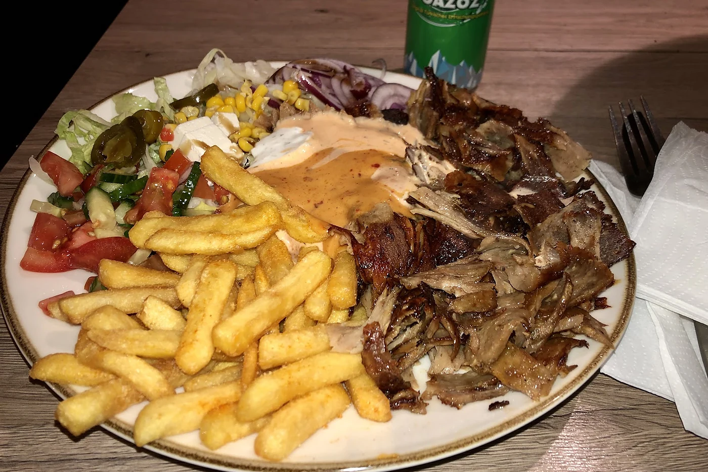 Teller mit Kebabfleisch, Pommes und Salat