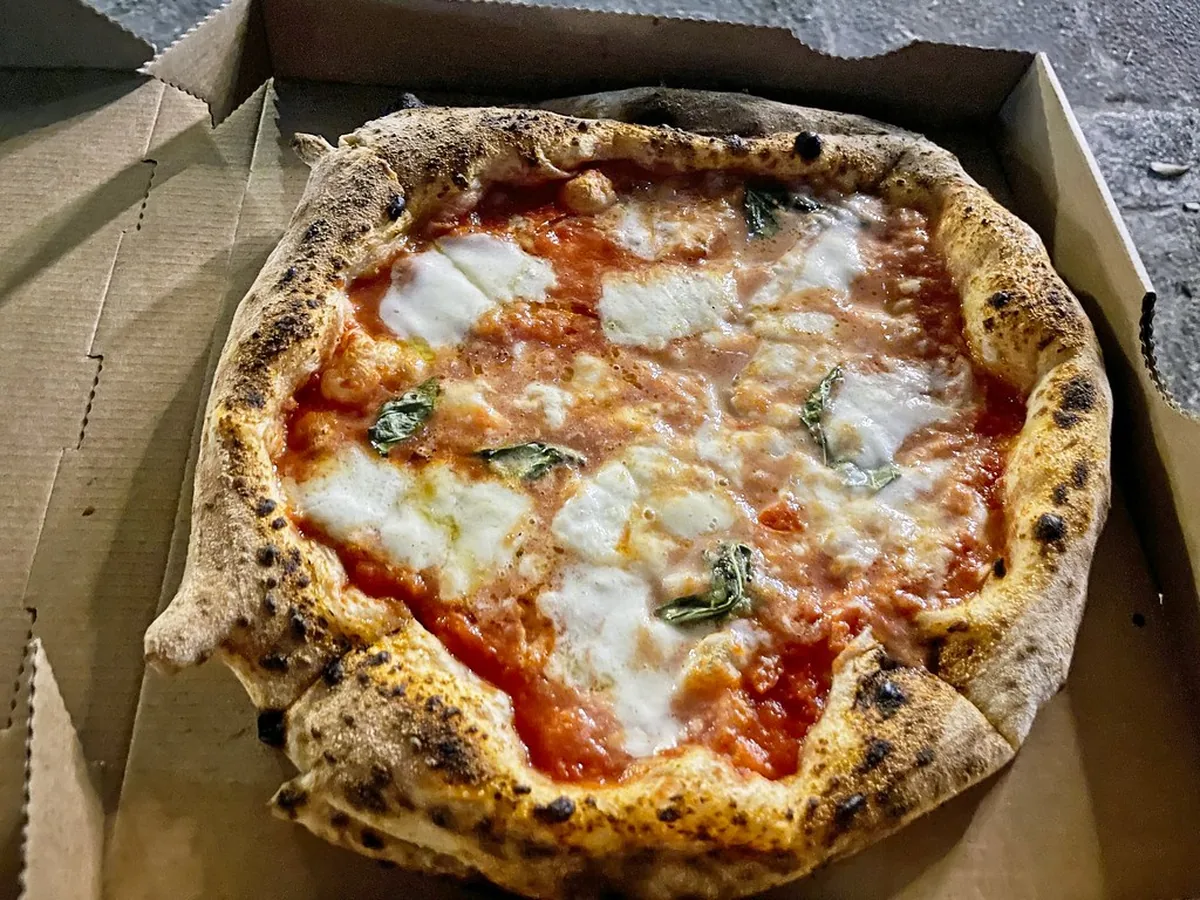 Pizza mit Tomate, Mozzarella und Basilikum