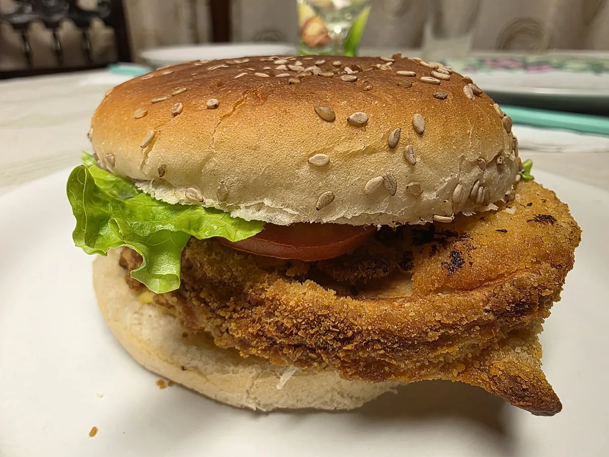 Burger mit Pommes auf einem Teller