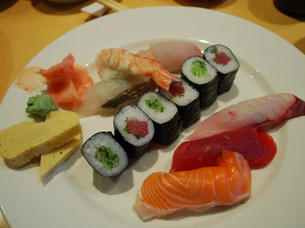 Teller mit Nigiri, Maki und Sashimi als gemischtes Sushi-Menü