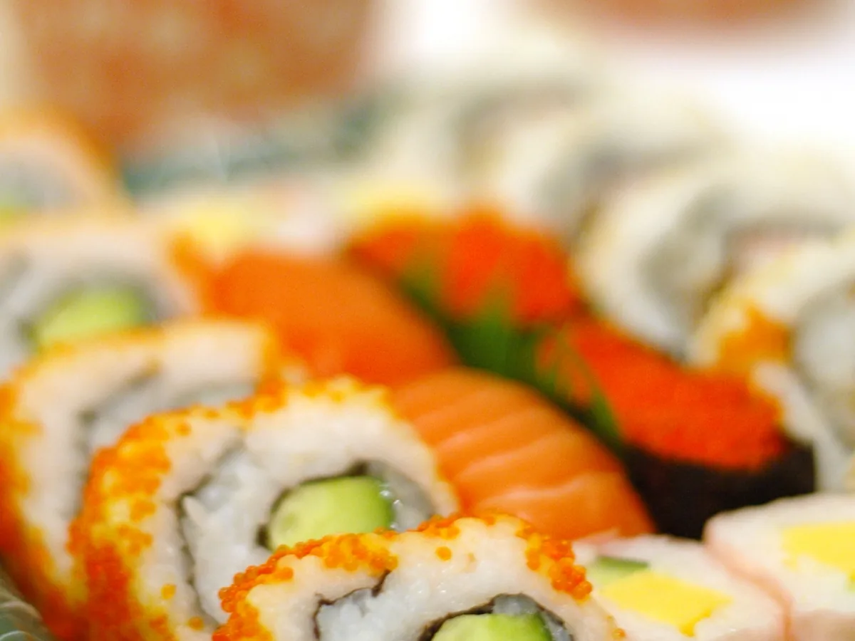 California Rolls mit Sesam und Fischrogen auf einem Teller