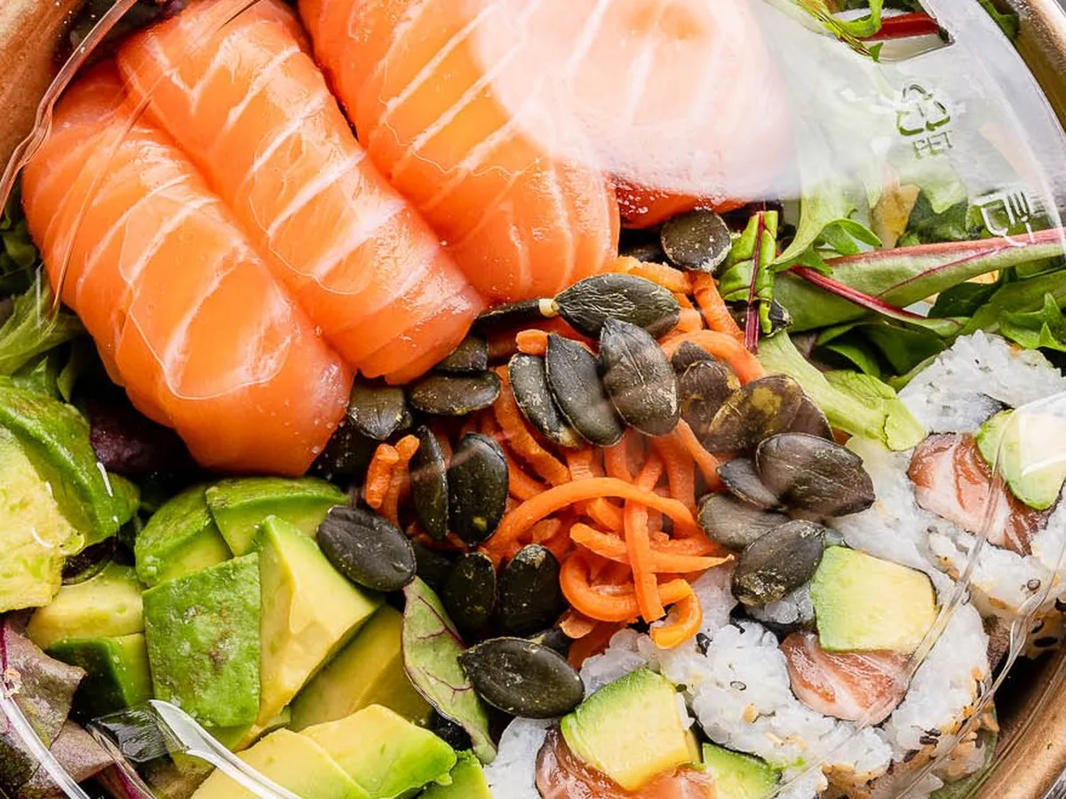 Bowl mit Lachs-Nigiri, Avocado, Möhre und Salat