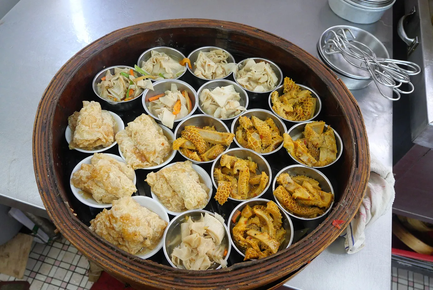 Verschiedene Dim-Sum-Häppchen in einem Bambuskorb