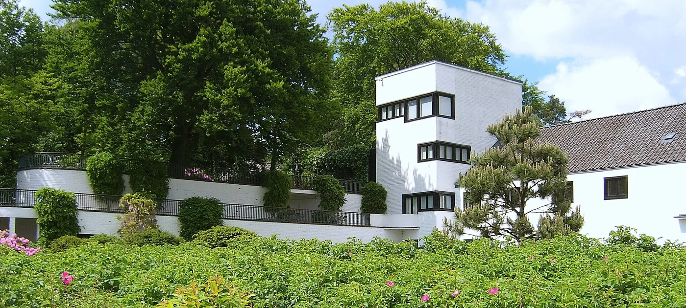Landhaus Michaelsen im Bauhausstil mit weißem Turm im Sven-Simon-Park