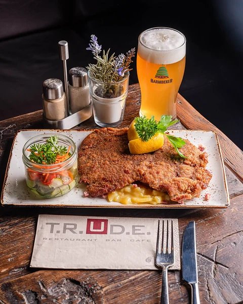 Paniertes Schnitzel mit Kartoffelpüree, Salat im Glas und einem Glas Barmbeker Bier