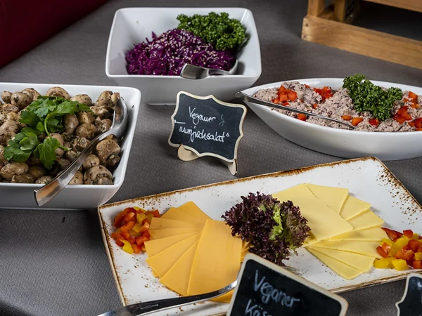 Vegane Station des Frühstücksbuffets mit Käsealternativen, Rotkohlsalat und Champignons