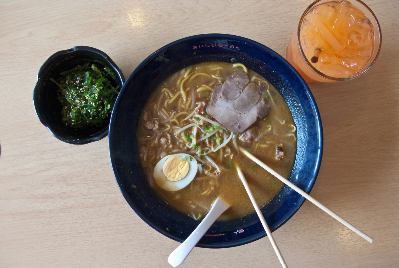 Schale Ramen mit Nudeln, Brühe, Schweinefleisch, halbem Ei, Sojasprossen und Frühlingszwiebeln