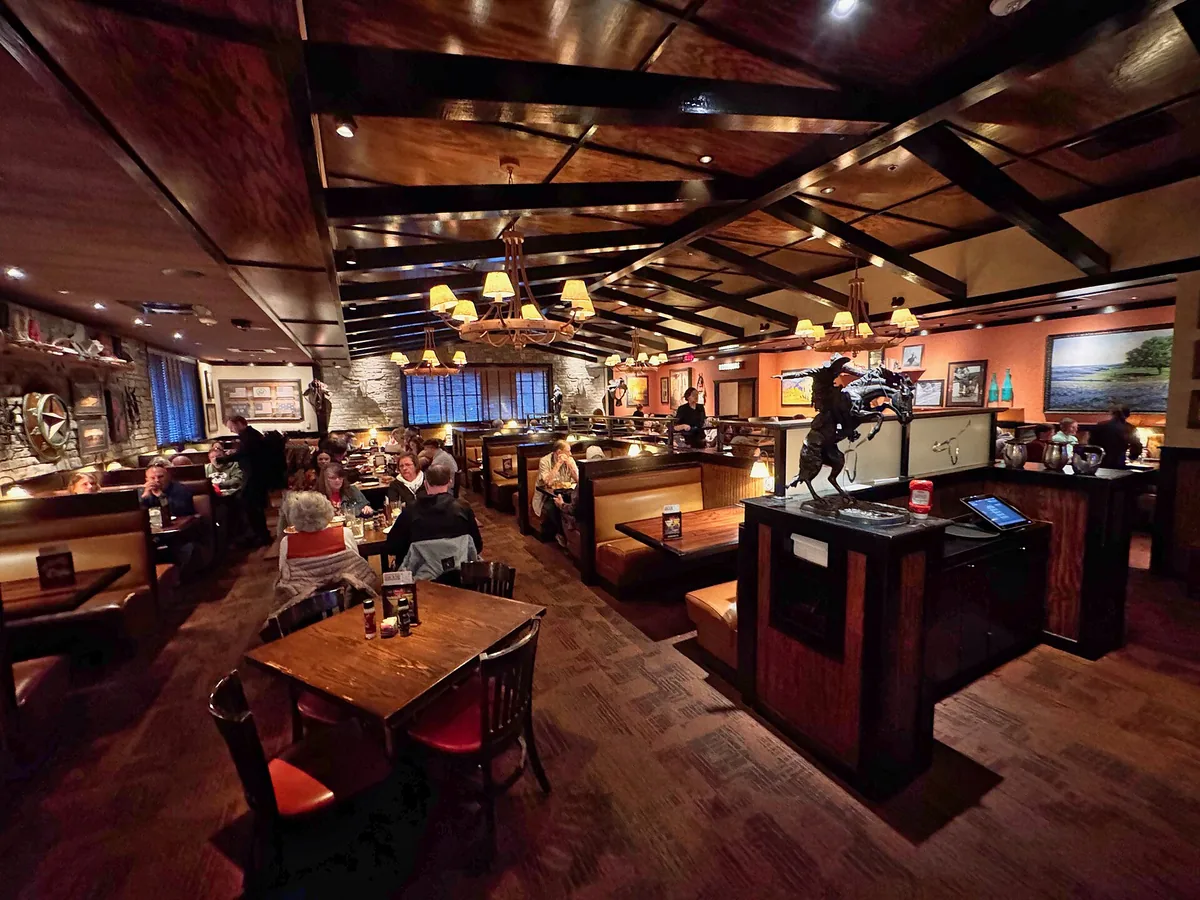 Gastraum eines Restaurants mit eingedeckten Tischen