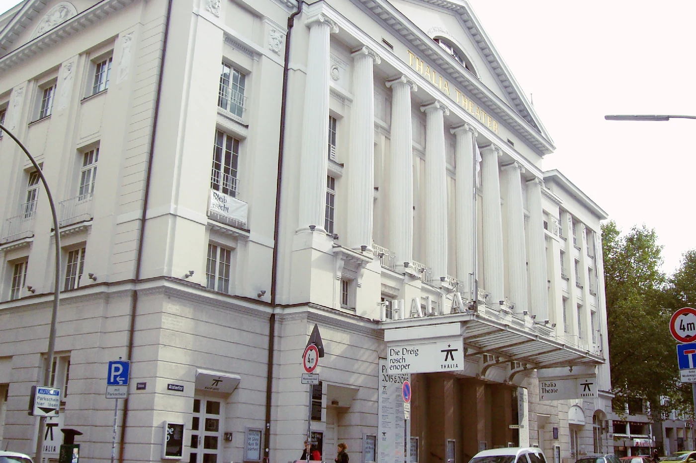 Fassade des Thalia Theaters am Alstertor mit Säulenfront und Schriftzug