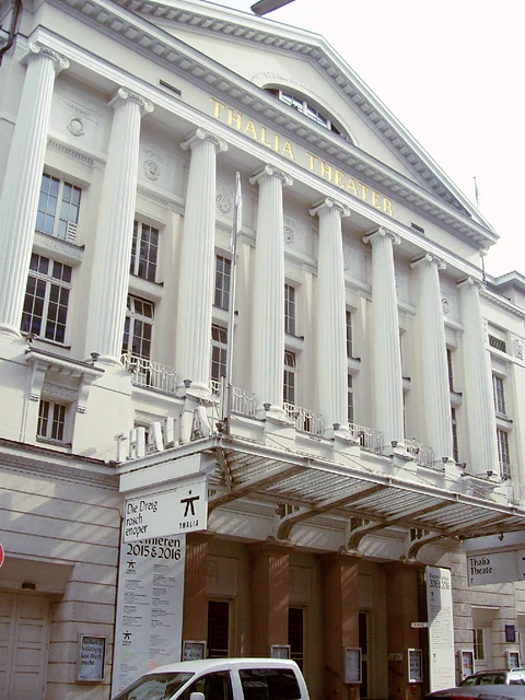 Das Thalia Theater von der Straßenseite, Blick auf die hohe Fensterfront des Foyers