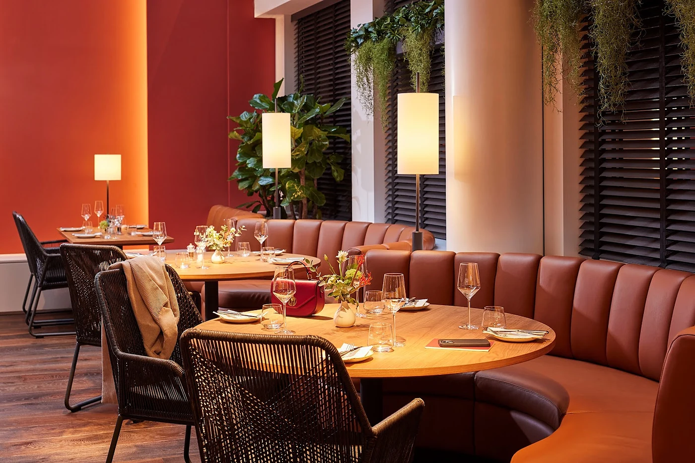 Restaurant mit runden Tischen und Polsterbänken