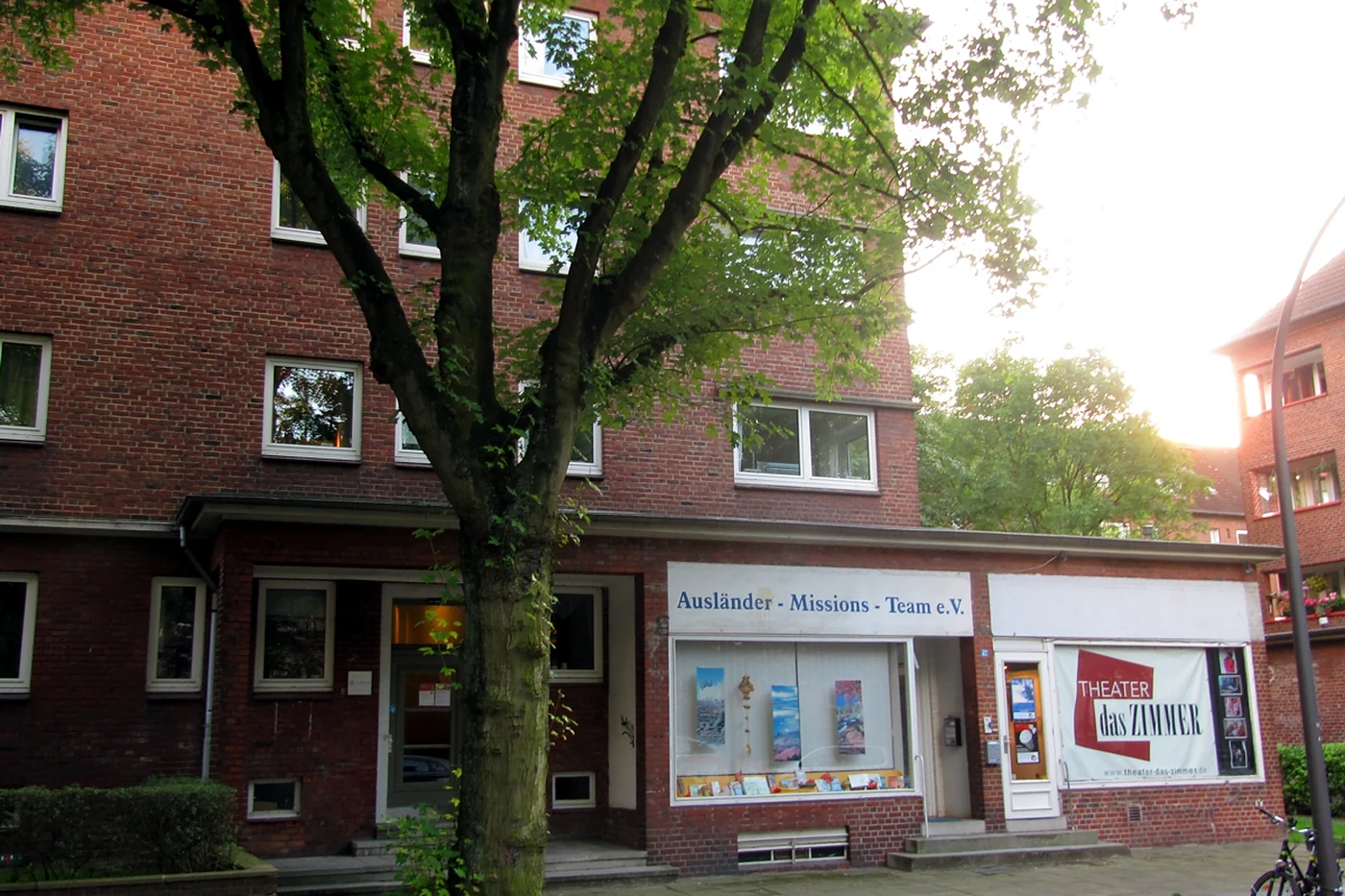 Schaufenster des Theaters mit Plakaten und Schriftzug das ZIMMER