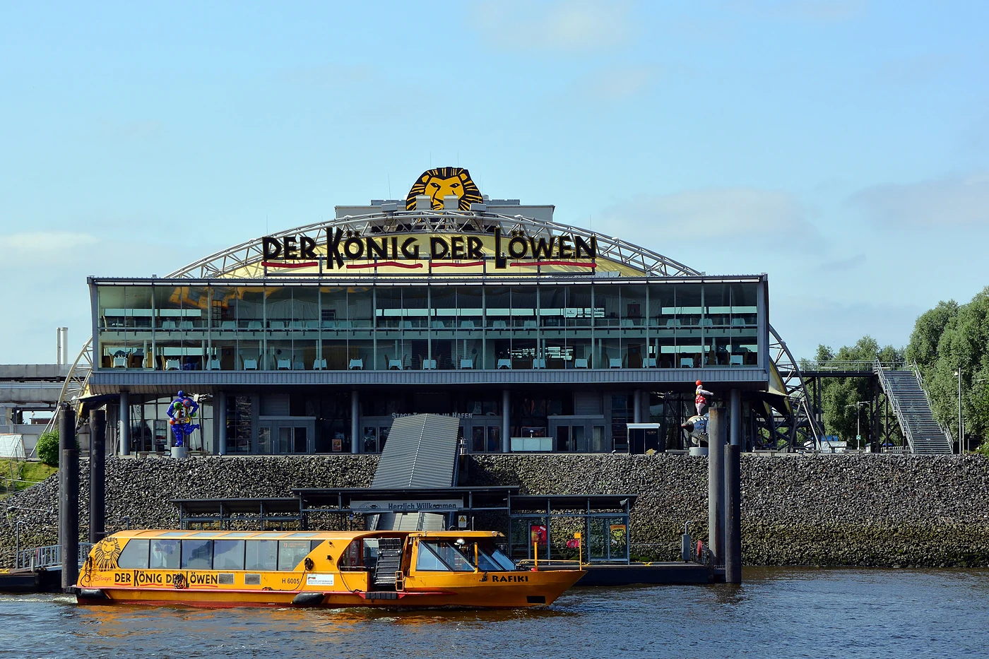 Das Theater im Hafen mit dem Schriftzug Der König der Löwen über dem Eingang