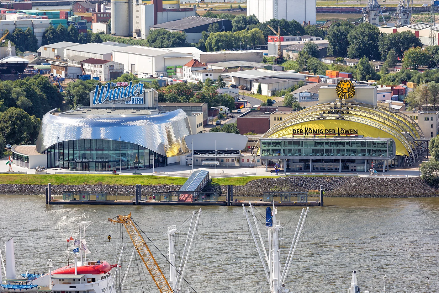 Beide Musicaltheater in Steinwerder nebeneinander von der Elbe aus gesehen