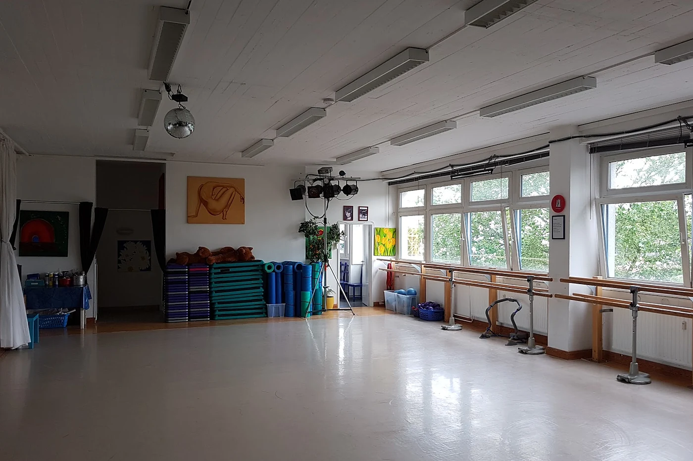 Tanzsaal mit Spiegelwand, Ballettstange und hellem Boden
