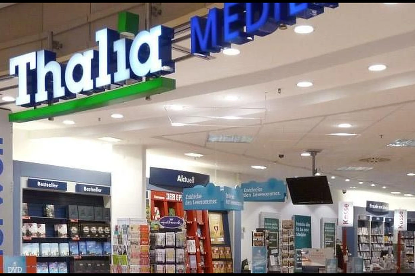 Buchhandlung und Elektronikmarkt im Innenbereich