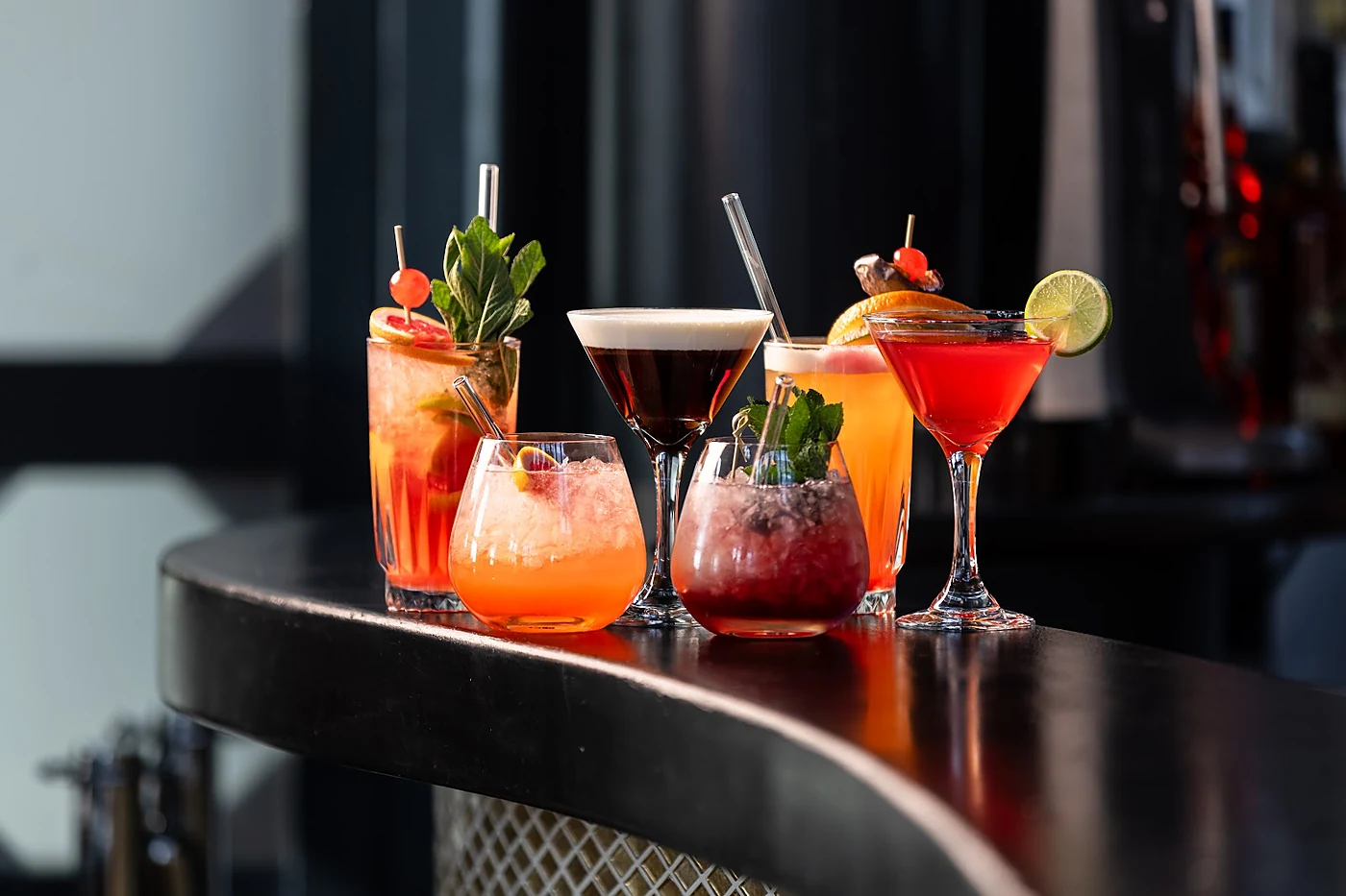 Sechs Cocktails auf dem geschwungenen Tresen der Tower Bar im Hotel Hafen Hamburg