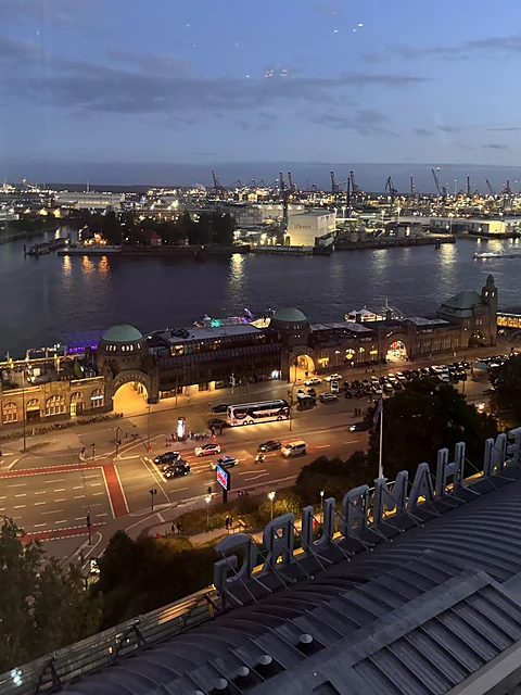 Blick aus der Tower Bar auf die abendlich beleuchteten Landungsbrücken und den Hafen
