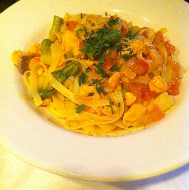 Tagliatelle mit Lachs, grünem Spargel und Tomaten in Safransauce