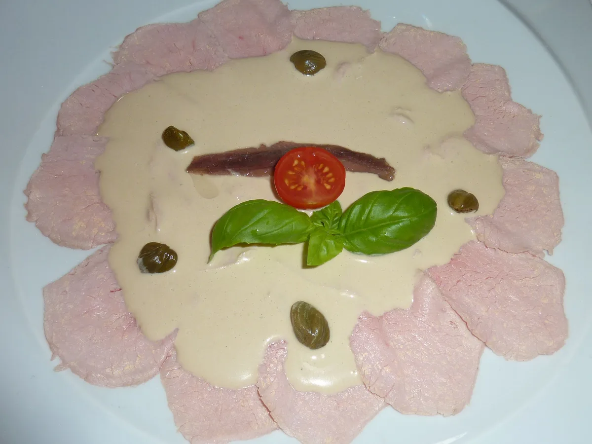 Dünne Kalbfleischscheiben mit heller Thunfischsauce, Kapern und Basilikum