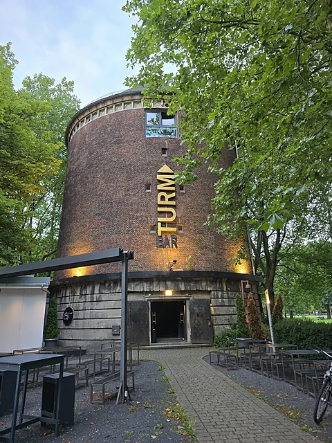 Backsteinfassade des Zombeck-Turms mit dem goldenen Schriftzug TURM BAR und dem Eingang