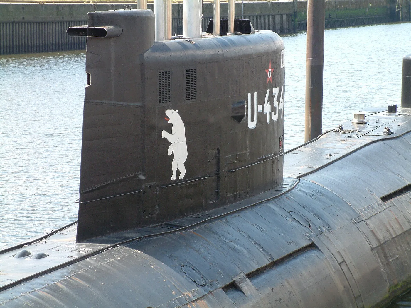 Turm des U-Boots U-434 mit Aufbauten