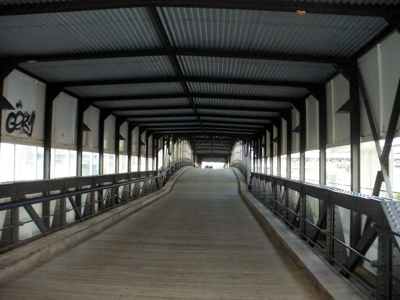 Überdachter Abschnitt der Überseebrücke mit Verglasung