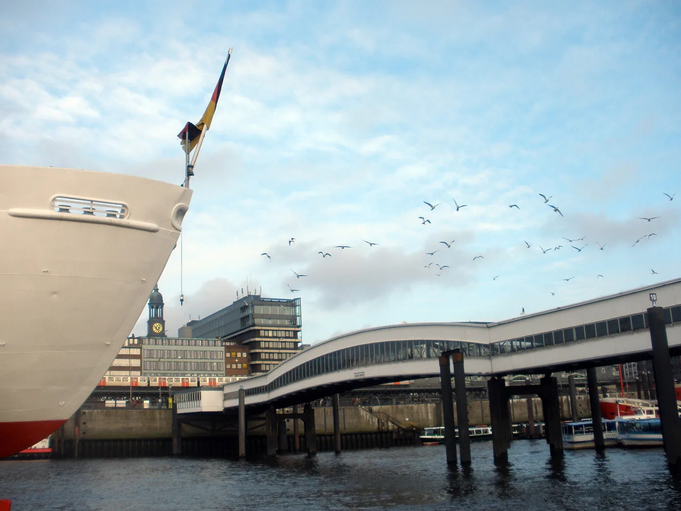 Überseebrücke Hamburg mit Ponton und Hafenblick