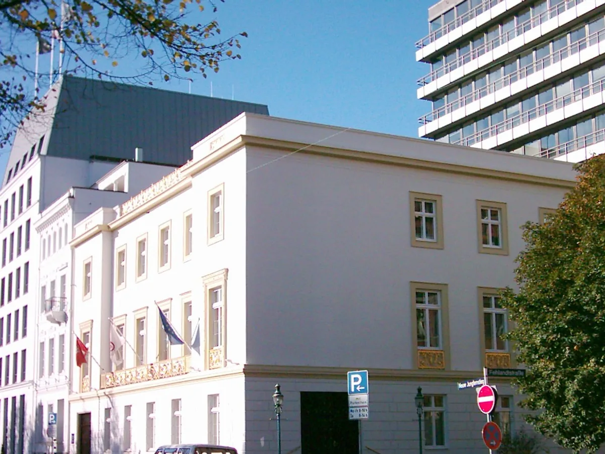 Das Amsinck-Haus von der Ecke Fehlandtstraße mit Flaggen vor der Fassade