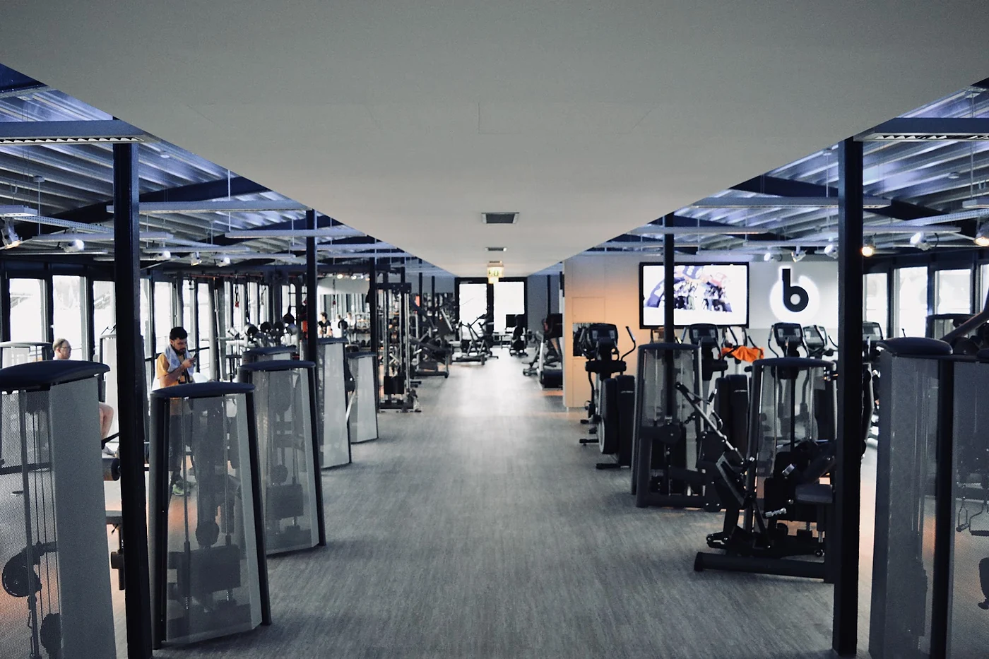 Lange Gerätehalle mit Kraftstationen