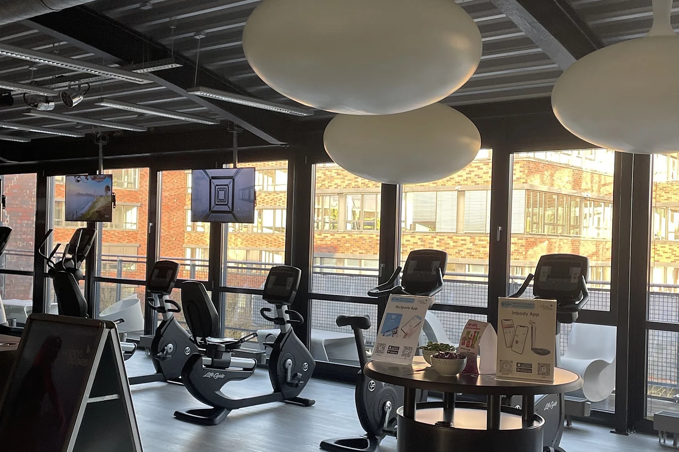 Trainingsfläche mit Geräten an der Fensterfront