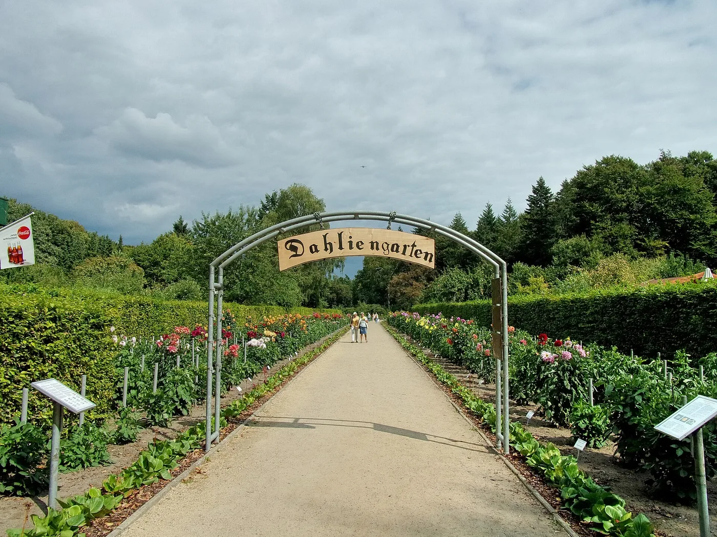 Eingangsbogen mit Schriftzug Dahliengarten im Altonaer Volkspark