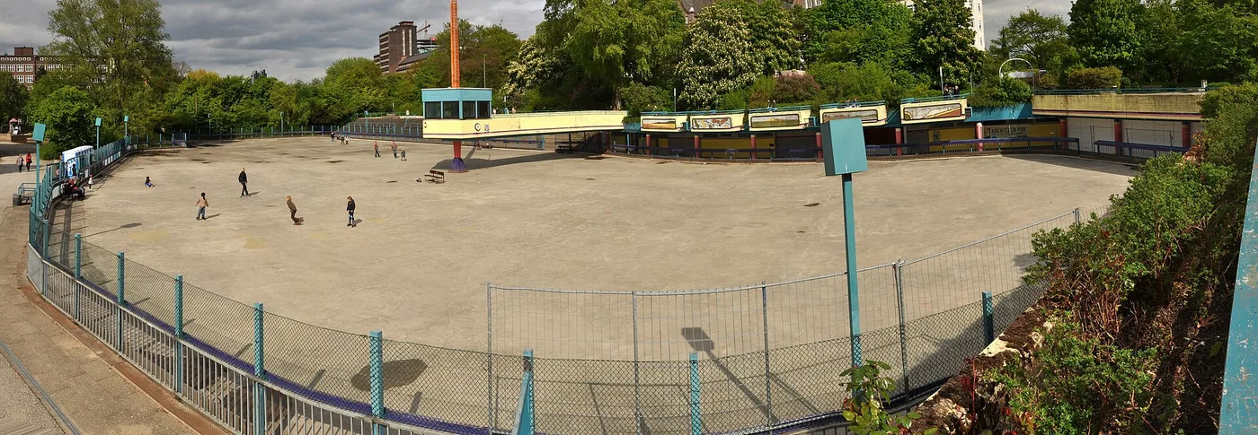 Eisarena in den Wallanlagen im Sommer ohne Eis