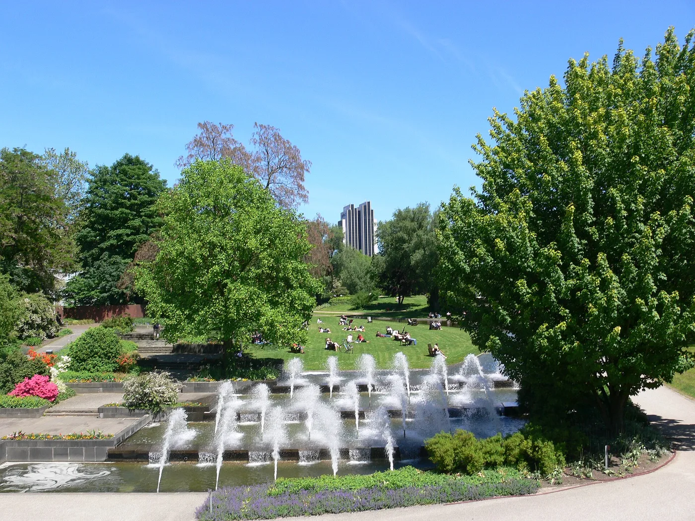 Wasserspiele in den Wallanlagen mit Liegewiese und Baeumen