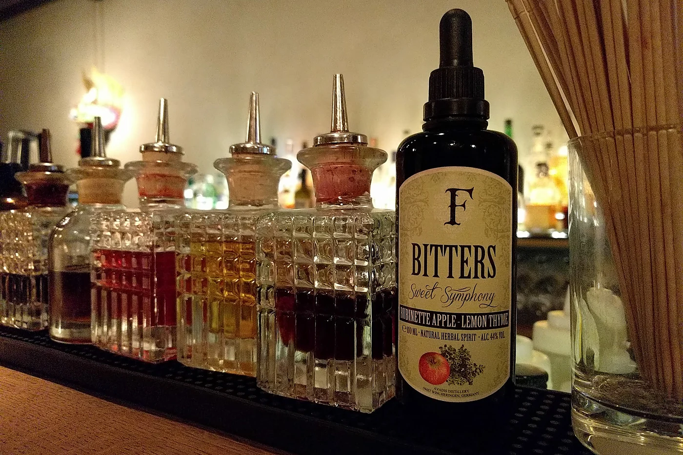 Reihe von Dasher-Flaschen mit Bitters und Tinkturen auf dem Tresen der Walrus Bar