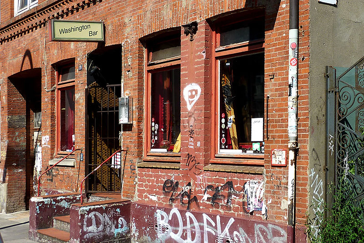Backsteinfassade der Washington Bar in der Bernhard-Nocht-Straße mit grünem Schild und roten Fensterrahmen